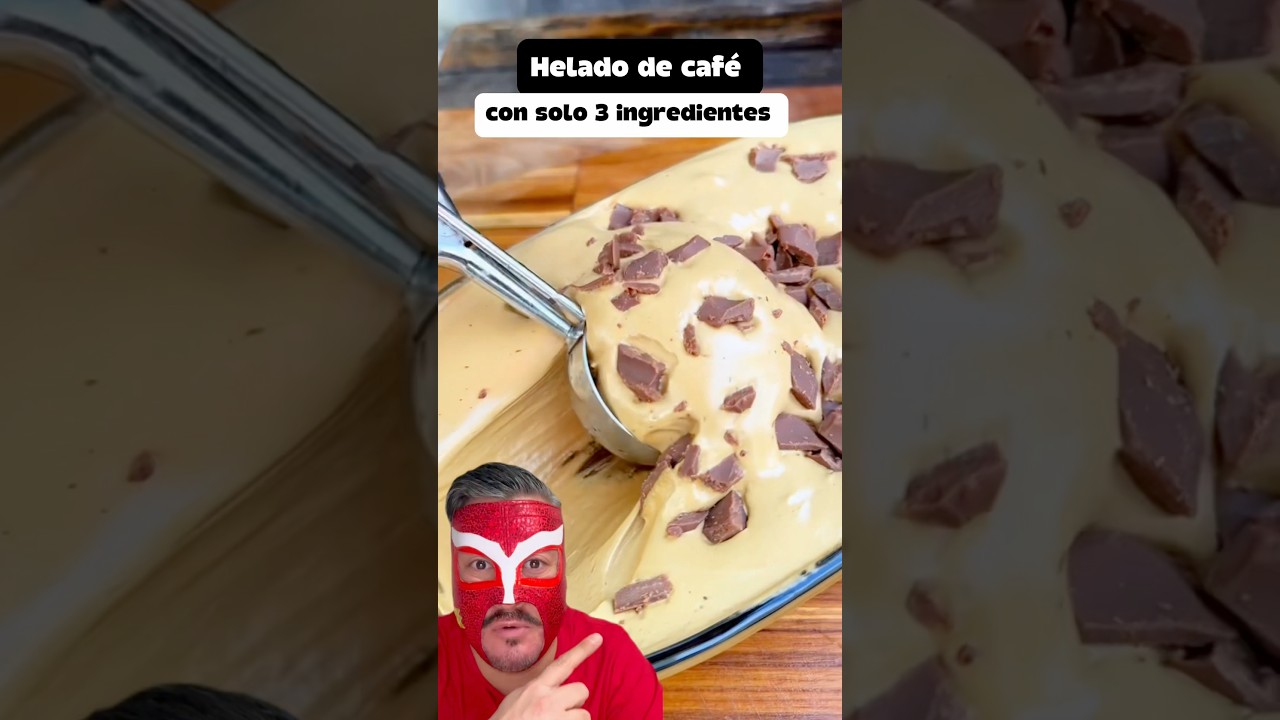 Helado de café y frutas del bosque