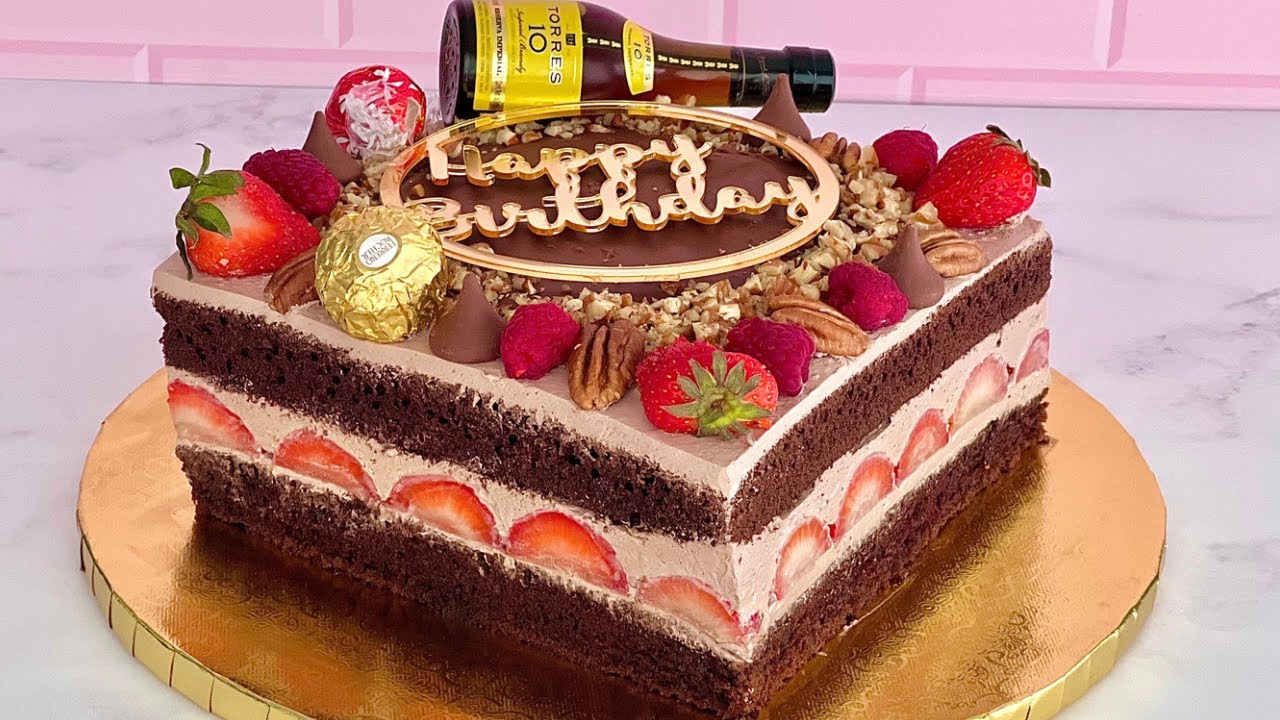 Receta de Pastel de chocolate con fresas y crema batida