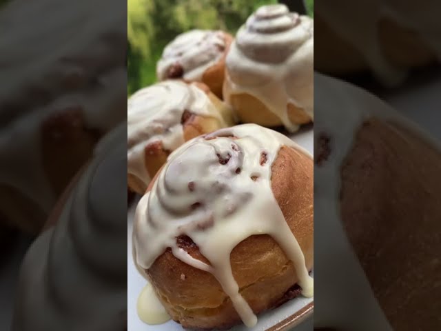 Rollitos de canela con frambuesa y chocolate blanco