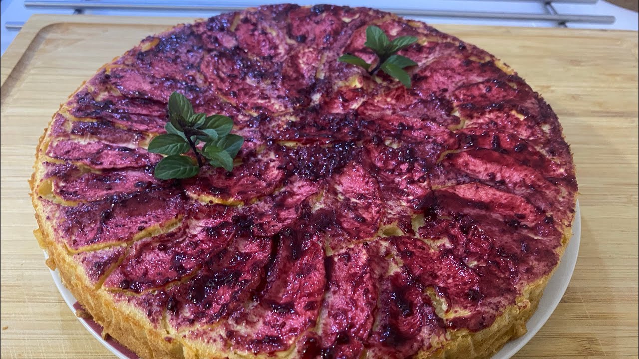 Tarta de manzana y frutas del bosque