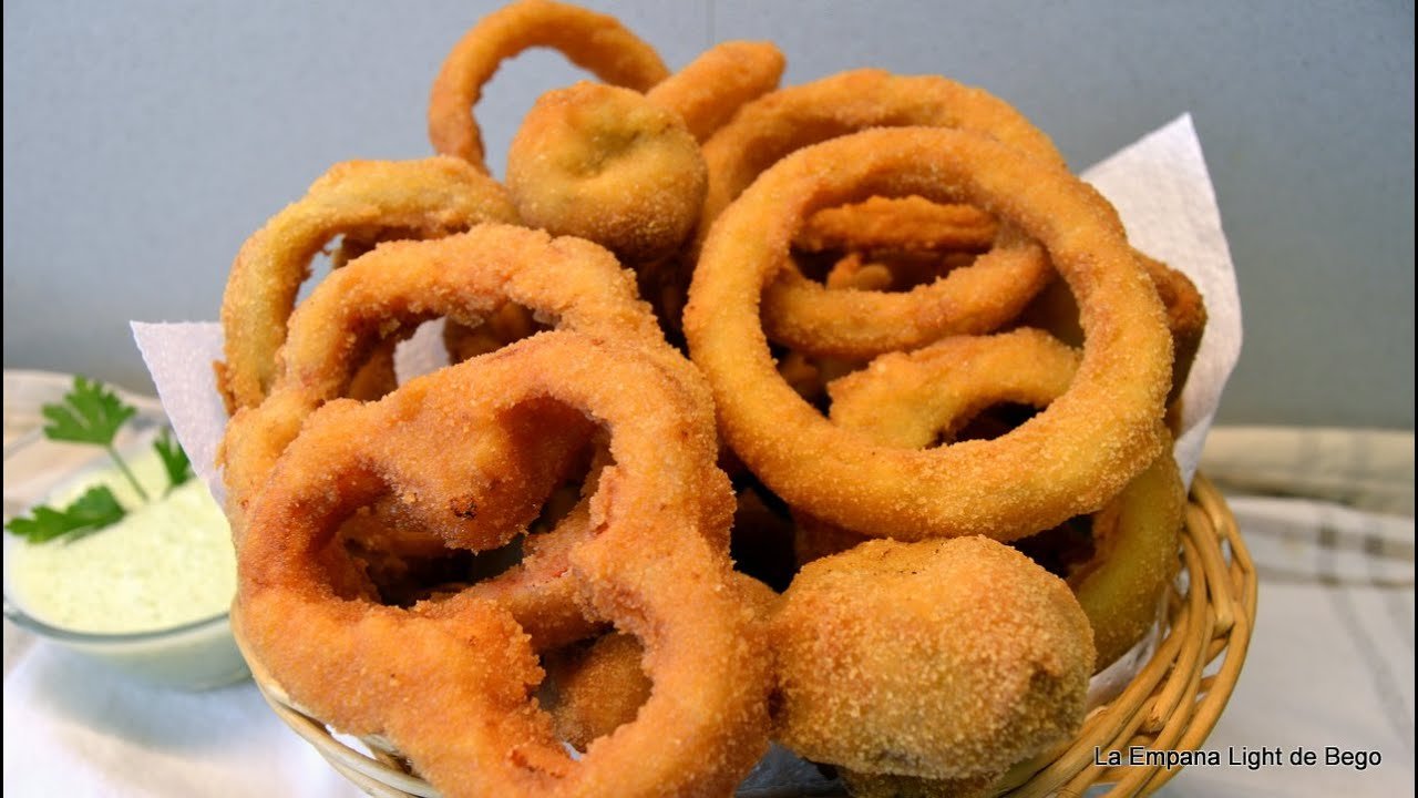 Aros de cebolla con yogur vegetal y eneldo