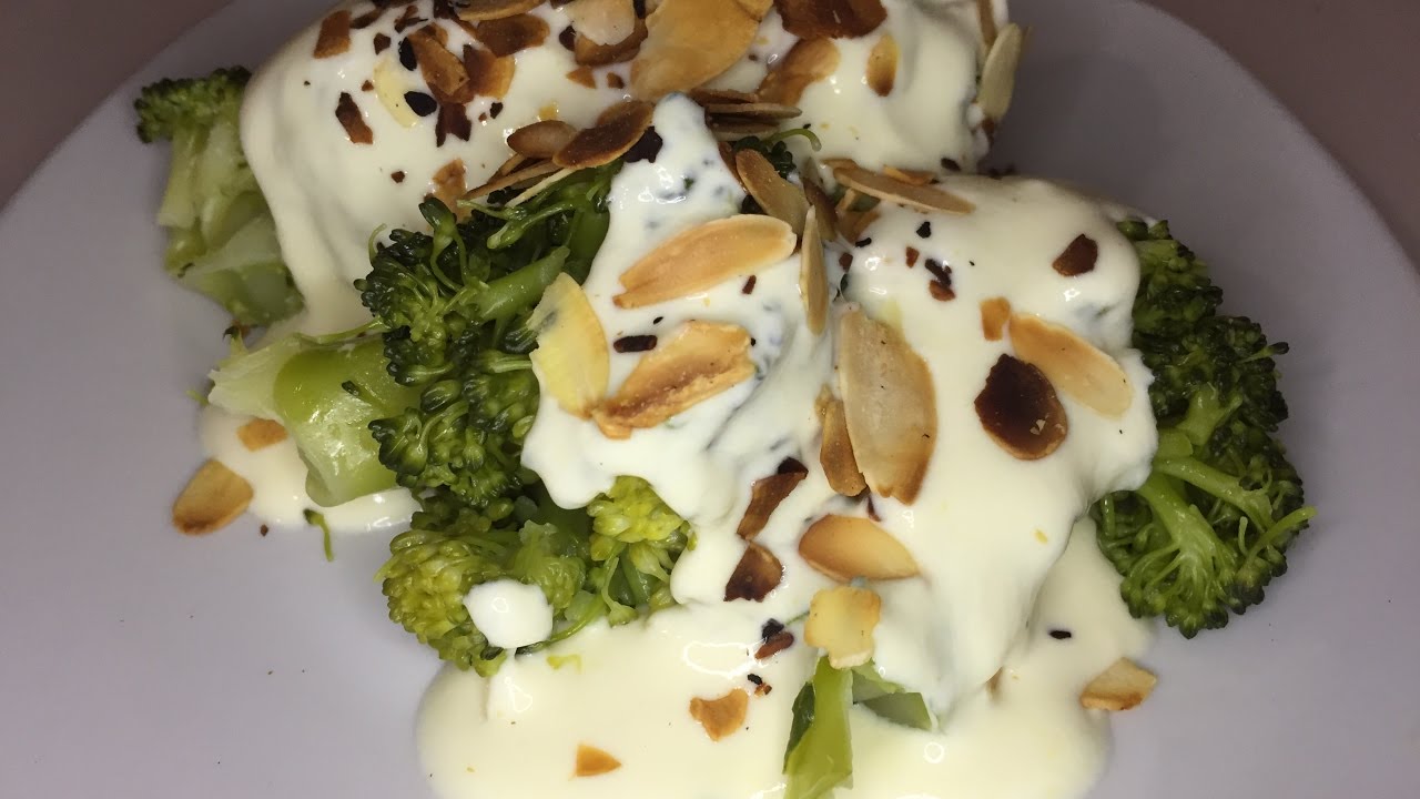 Brócoli con salsa de yogur y eneldo
