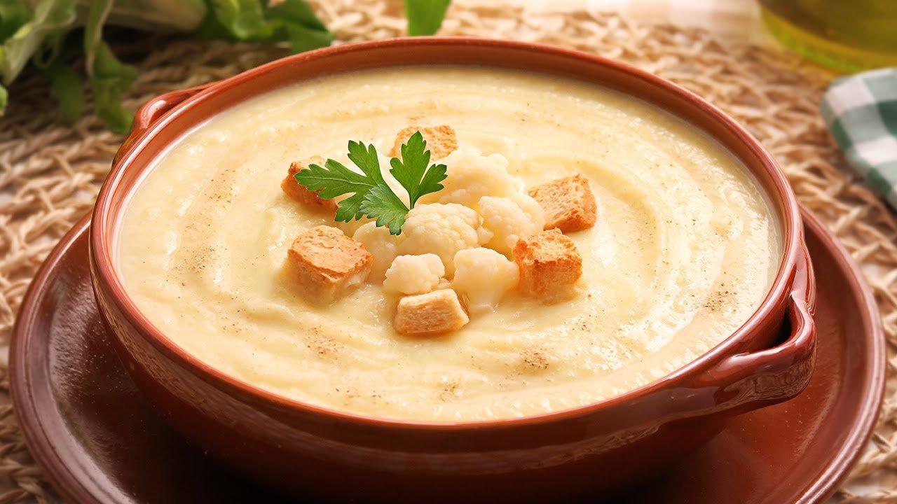 Crema de coliflor con queso y cebollín crocante