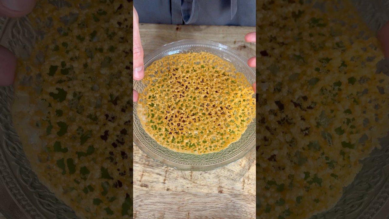 Crema de espinaca con crema batida y salvia