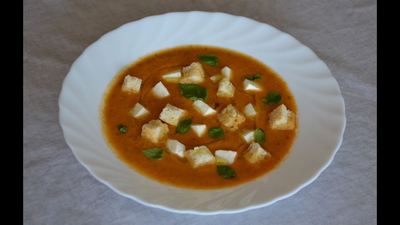 Crema de tomate con albahaca morada y pimienta