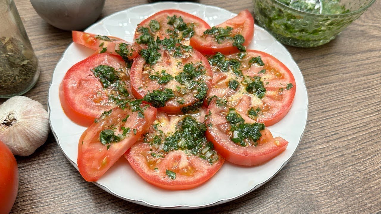 Ensalada de tomate con ajo y perejil