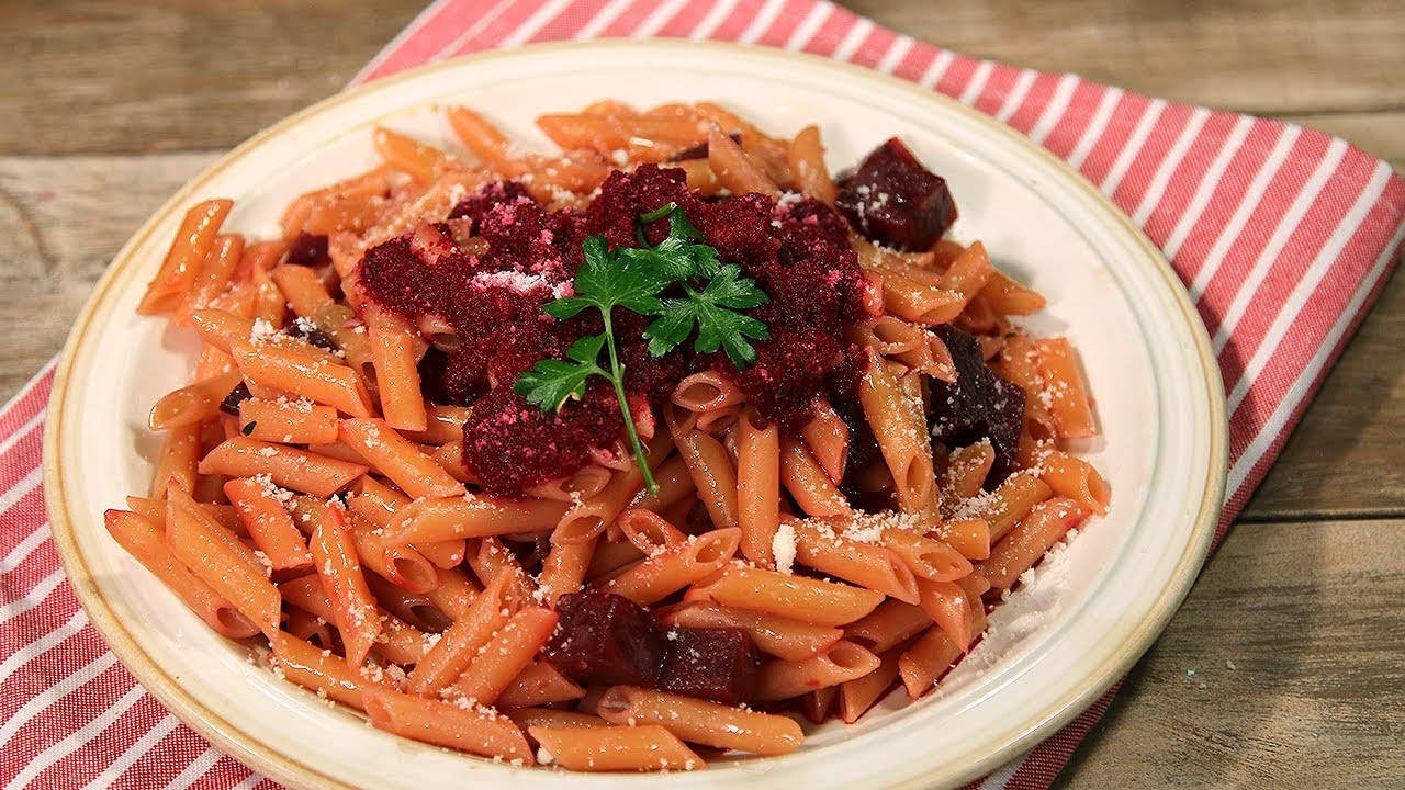 Pasta con crema de remolacha