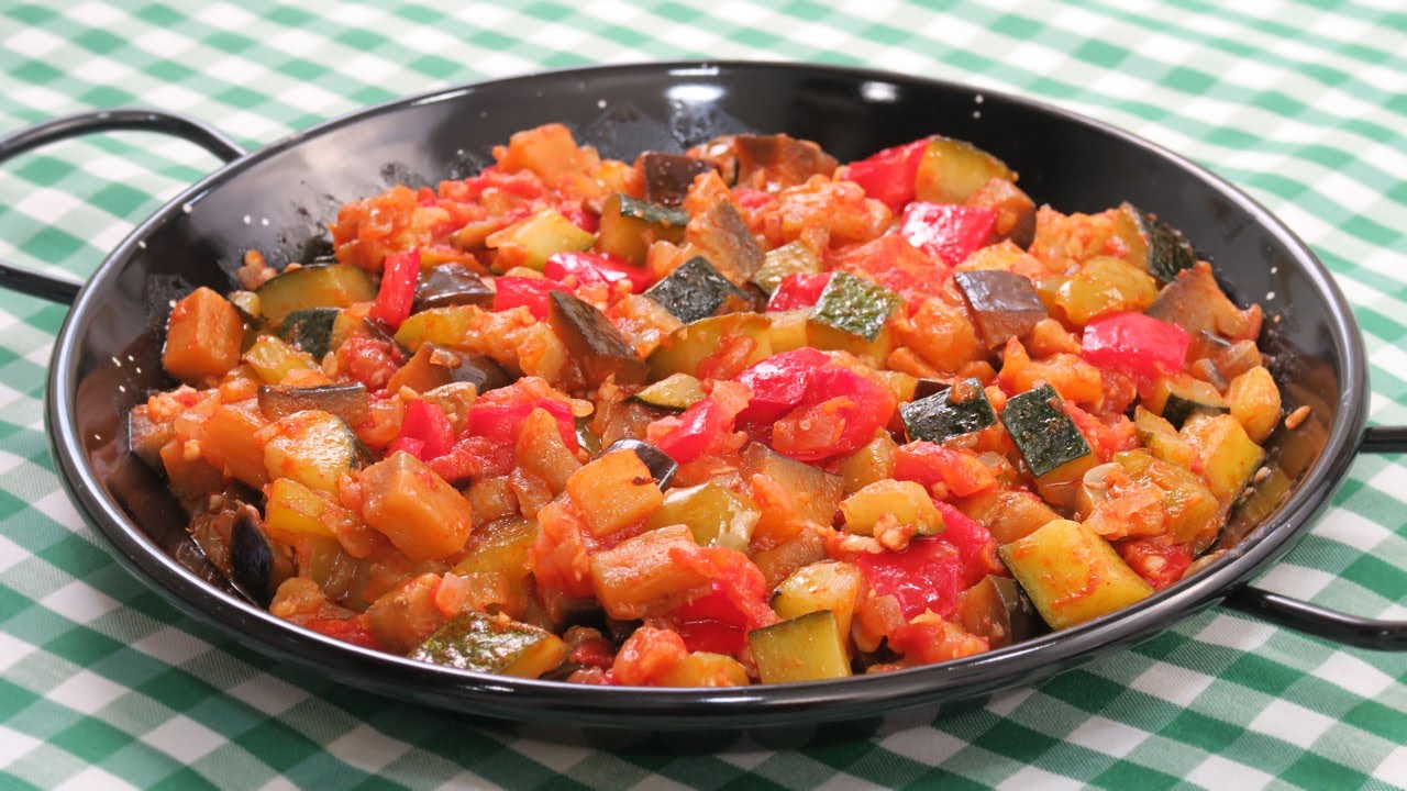 Pisto al horno con tomates confitados