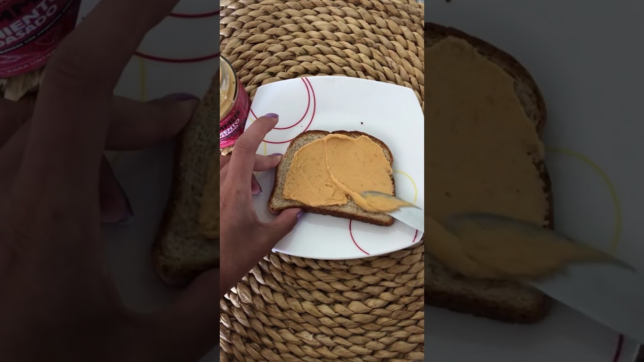 Sándwich de pimientos con hummus suave