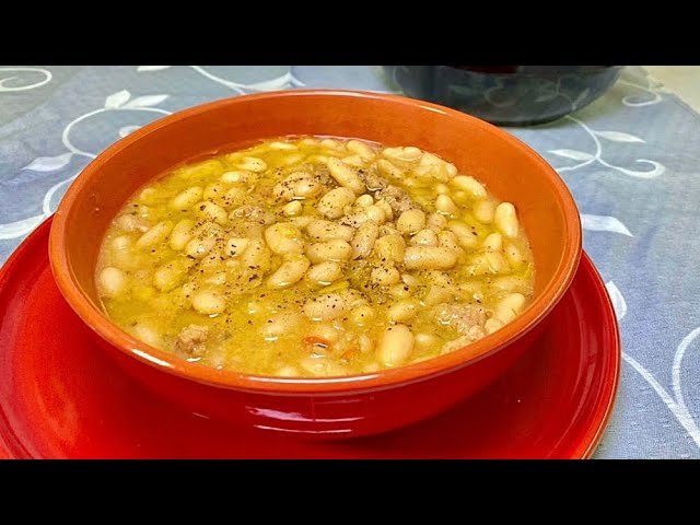 Sopa de frijoles con chorizo