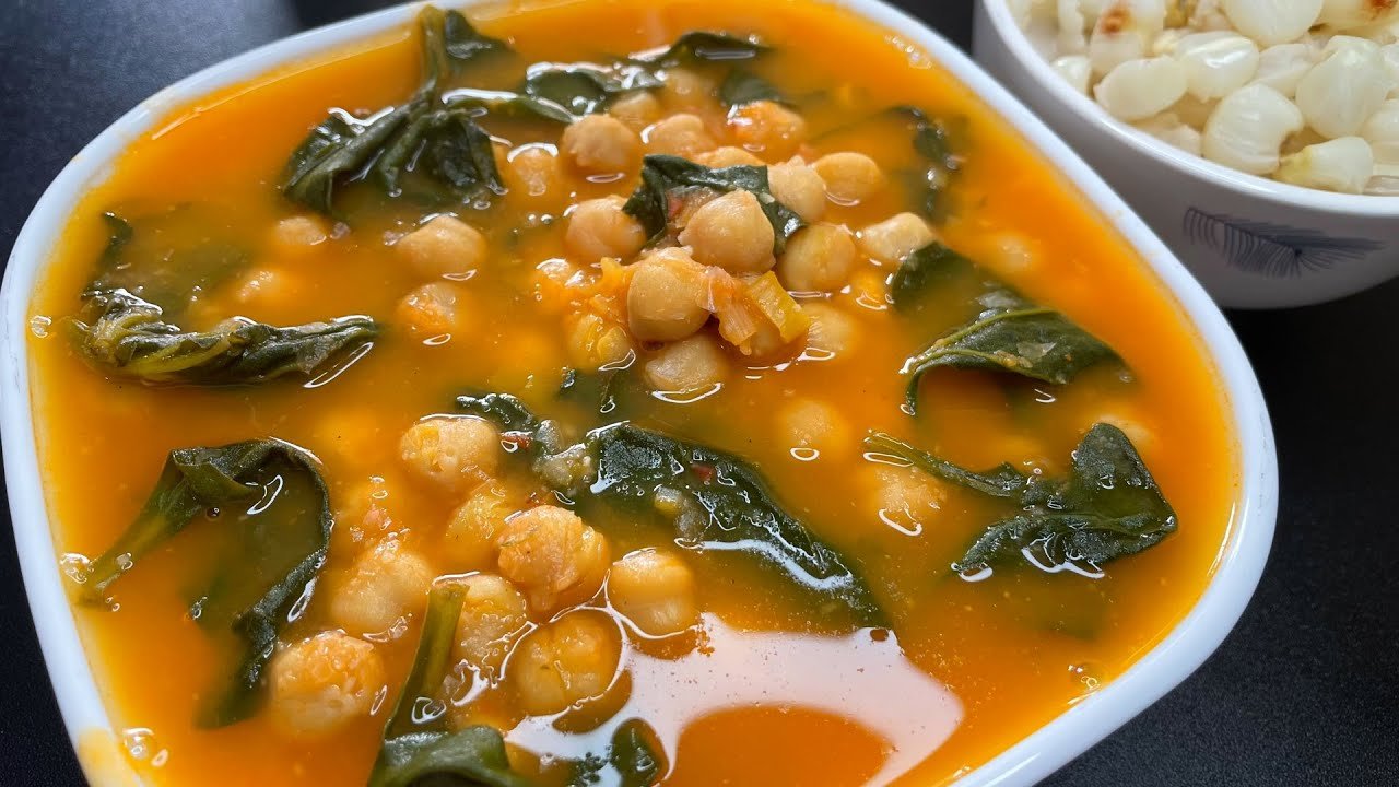 Sopa de garbanzos con espinaca y limón verde