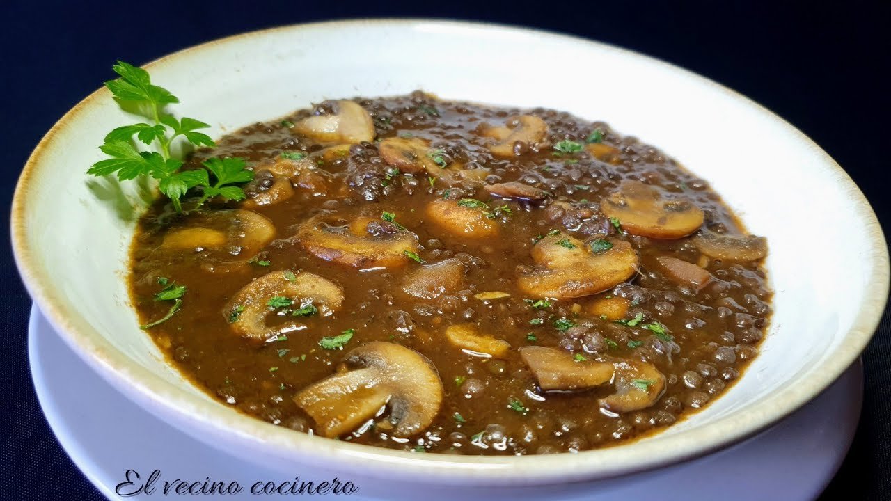 Sopa de lenteja beluga con verduras