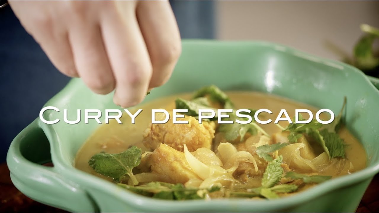 Sopa de pescado con curry y coco