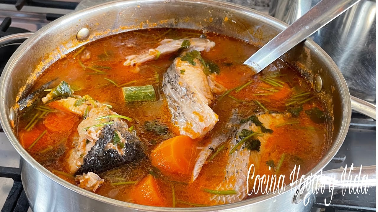 Sopa de pescado con hierbas frescas