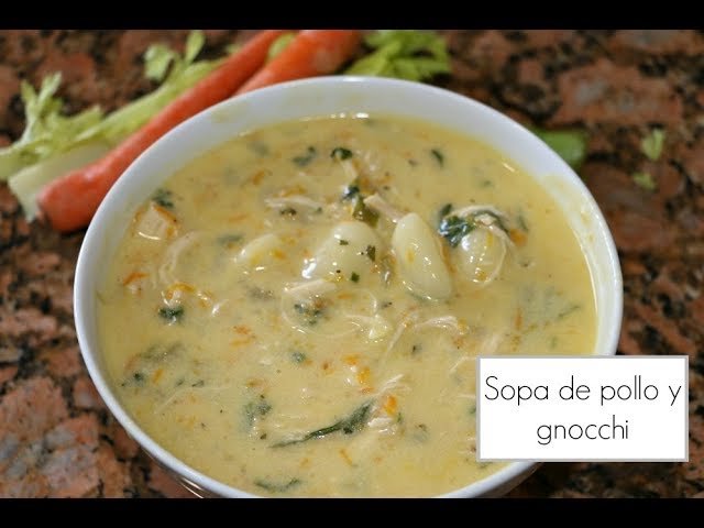 Sopa de pollo con gnocchi de sémola