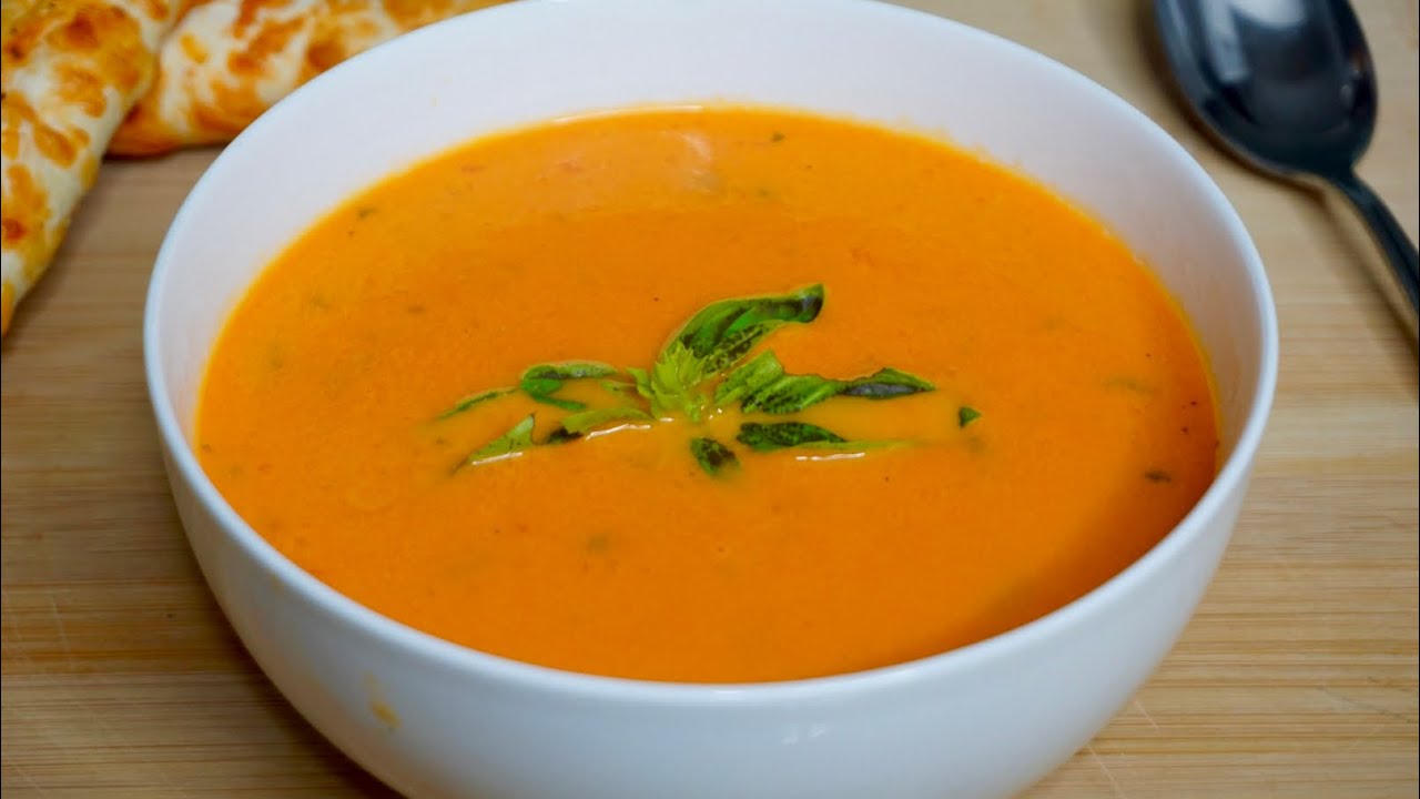 Sopa de tomate con albahaca fresca