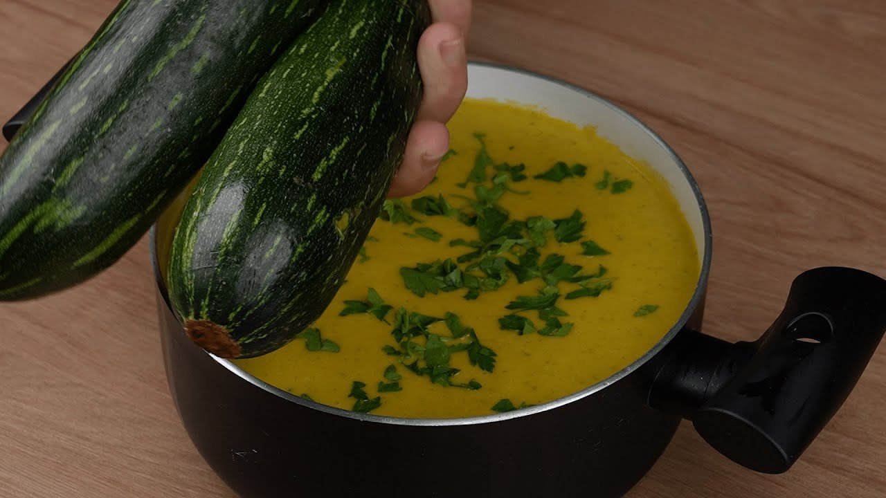 Sopa de verduras con calabacín rallado