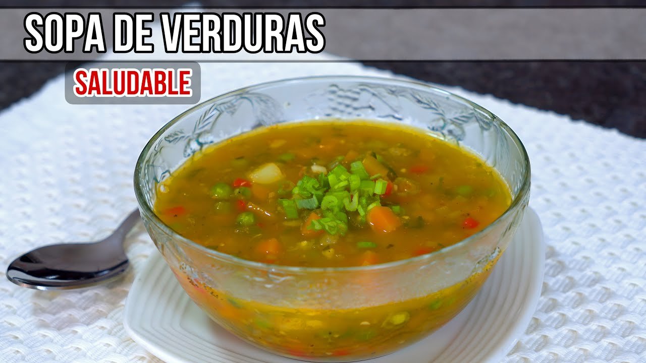 Sopa de verduras con cilantro picado