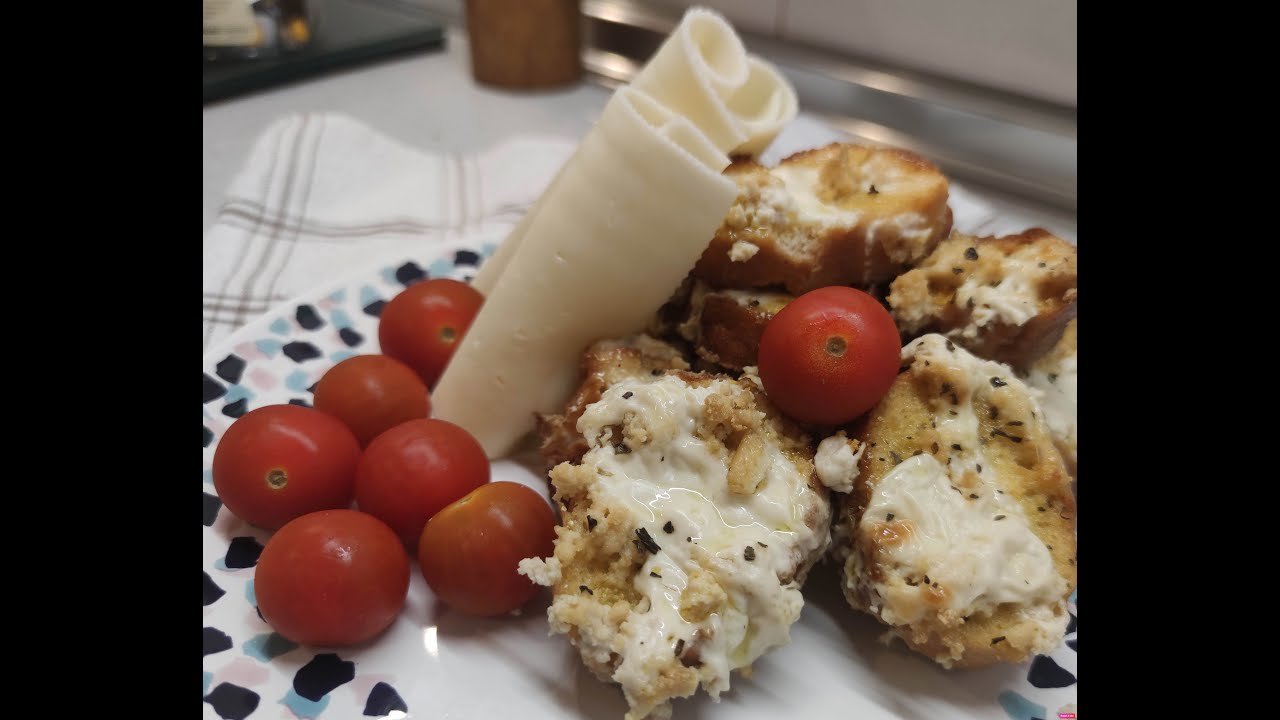 Torrijas saladas de espinaca y feta vegetal