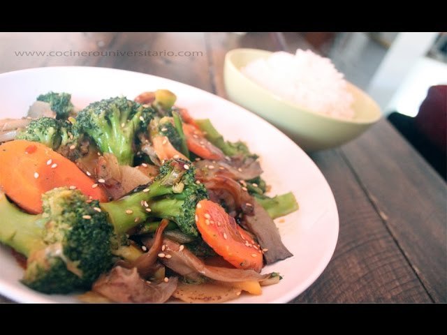 Wok de verduras con curry rojo