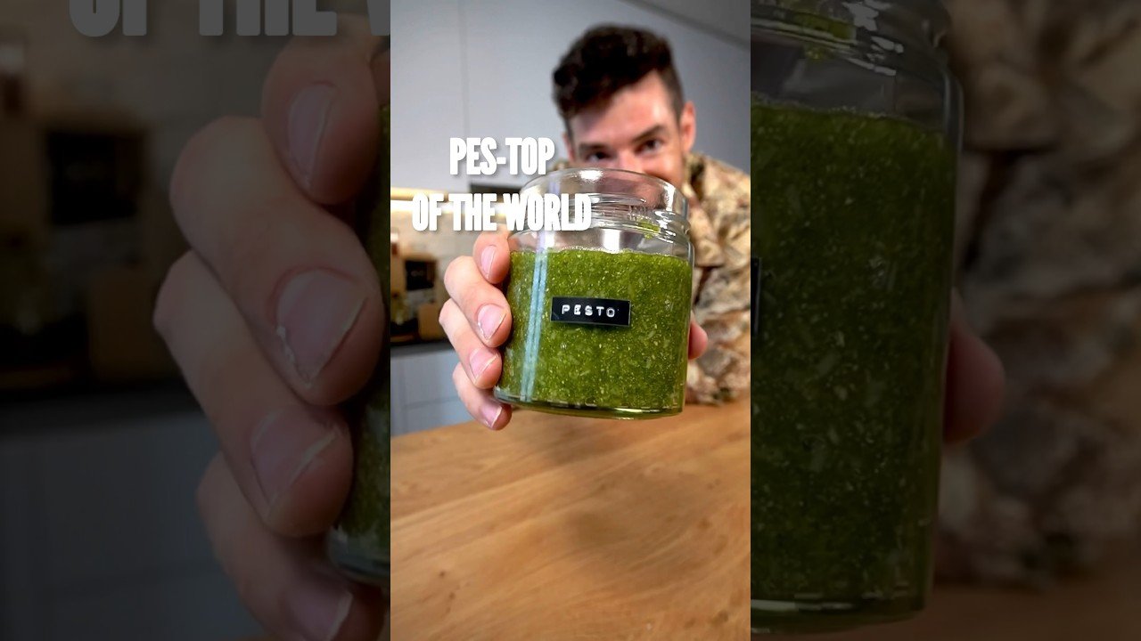 Crema de tomate con pesto de nuez