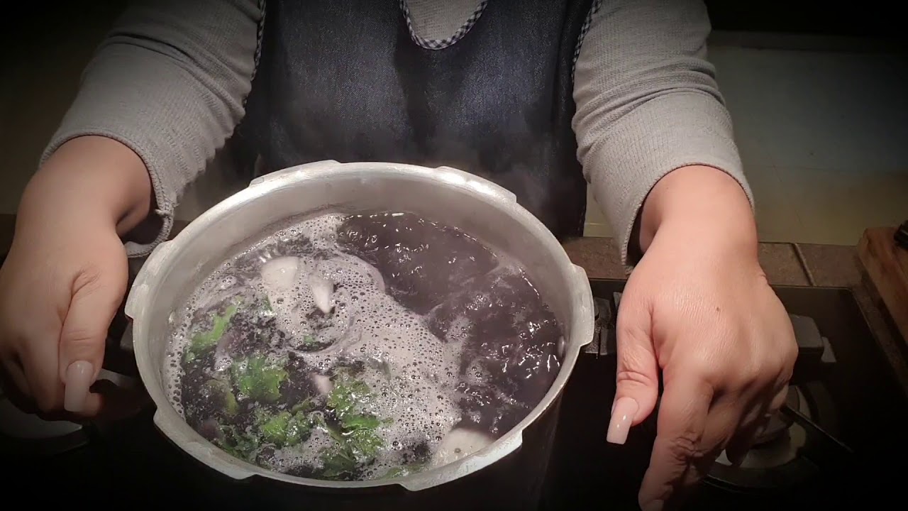 Sopa de frijol pinto con epazote fresco