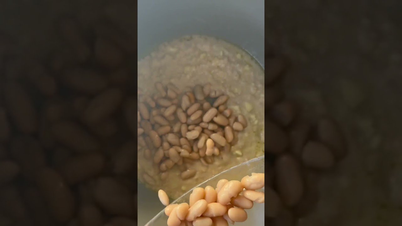 Sopa de frijoles cannellini con romero