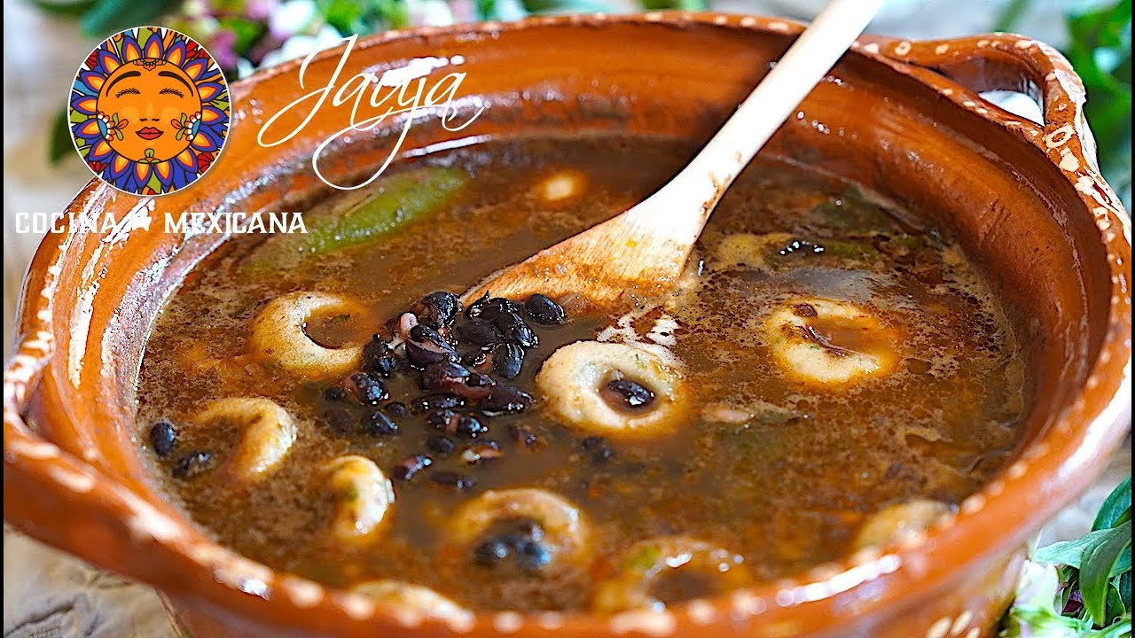 Sopa de frijoles con jalapeño y maíz