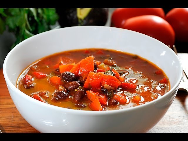 Sopa de frijoles con tocino y pimiento