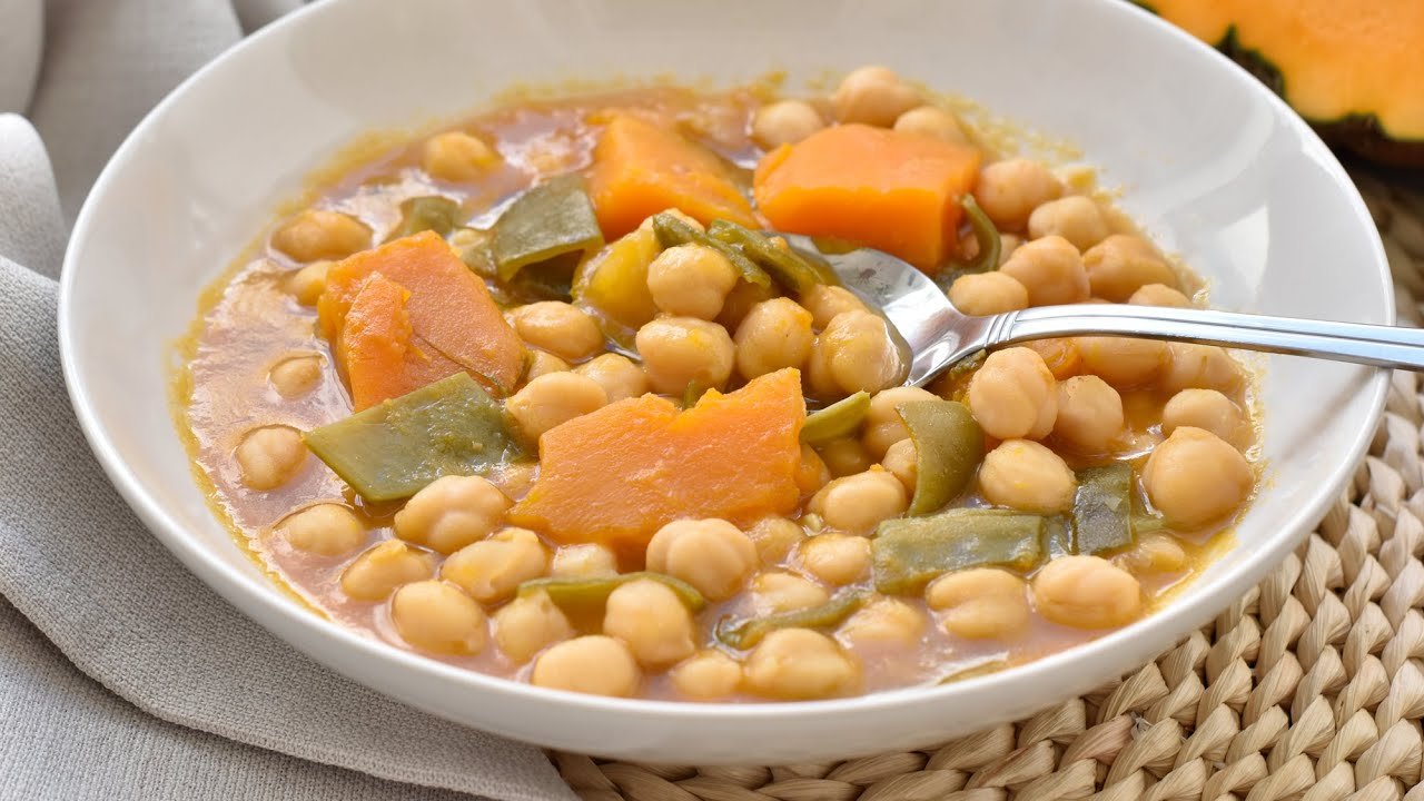 Sopa de garbanzos con calabaza y salvia