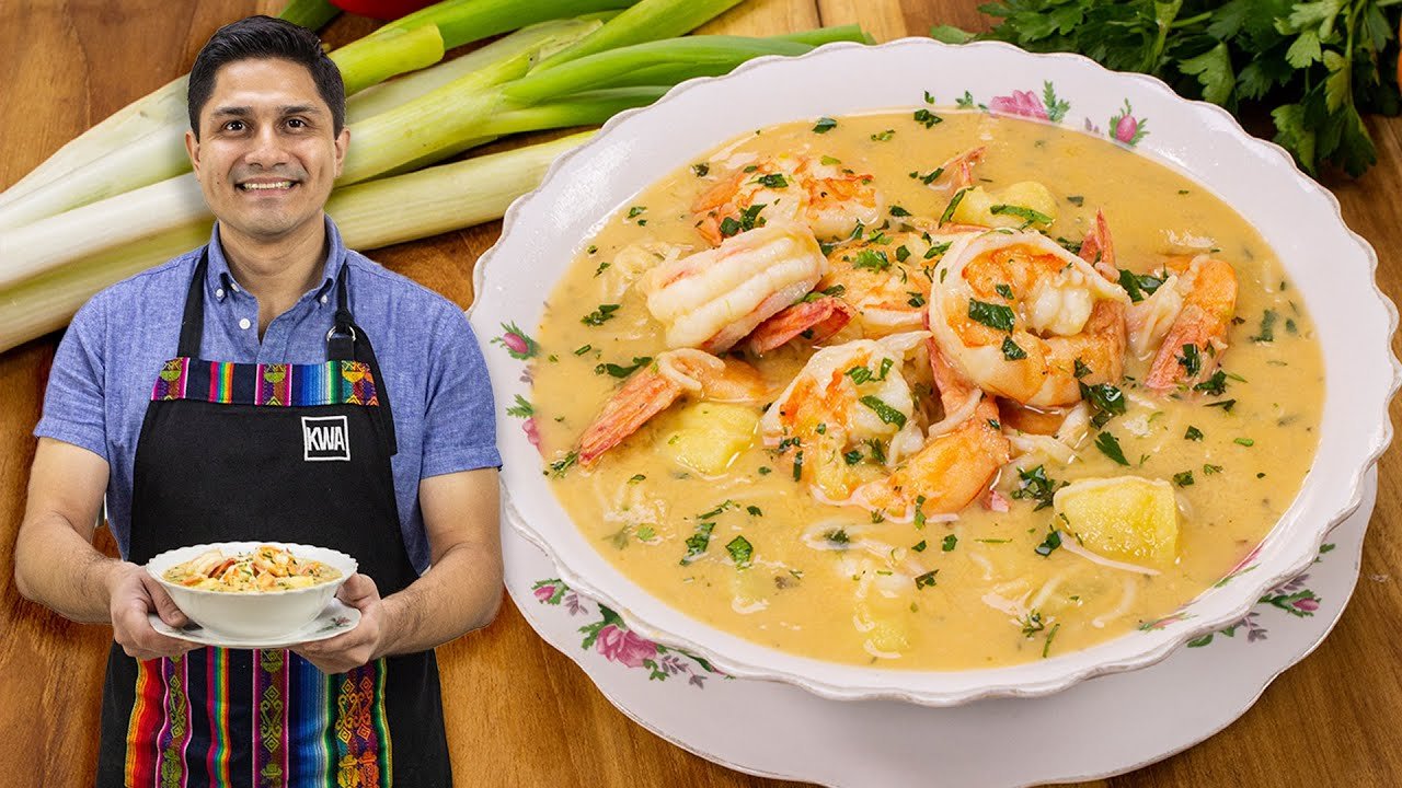 Sopa de mariscos con cebolla y cilantro