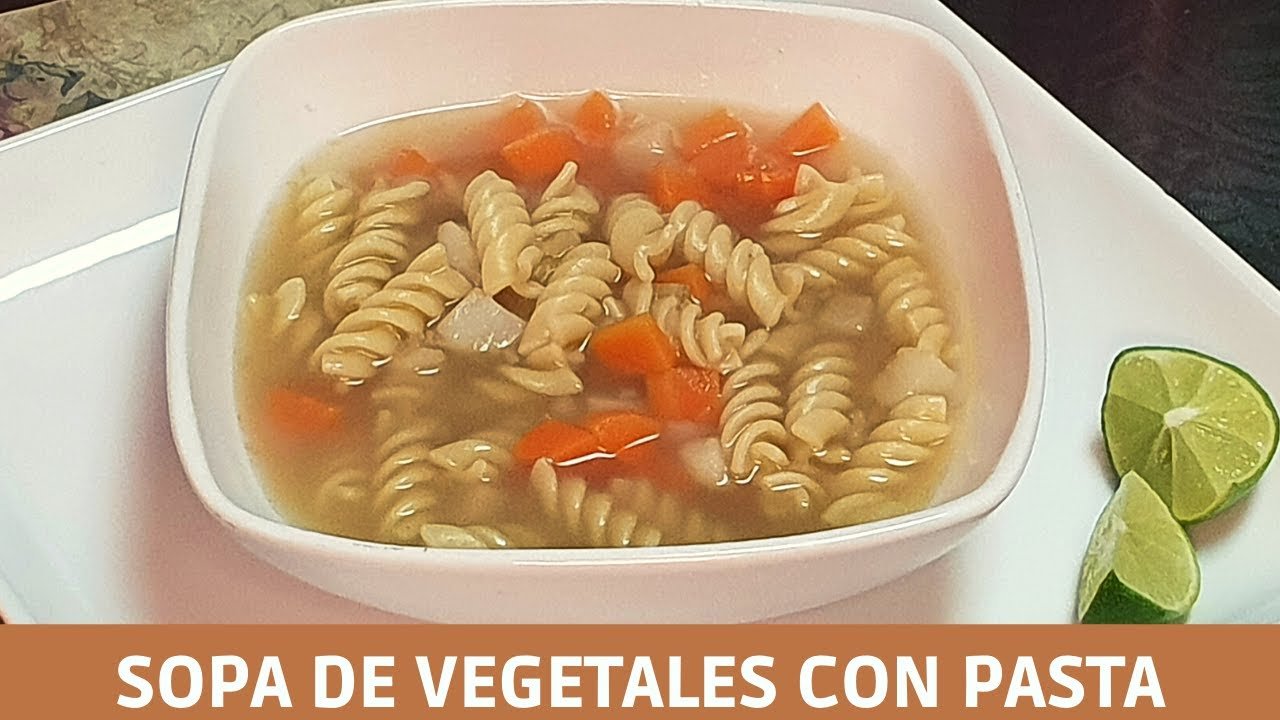 Sopa de verduras con pasta tornillo