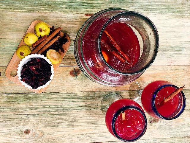Agua de Jamaica con guayaba