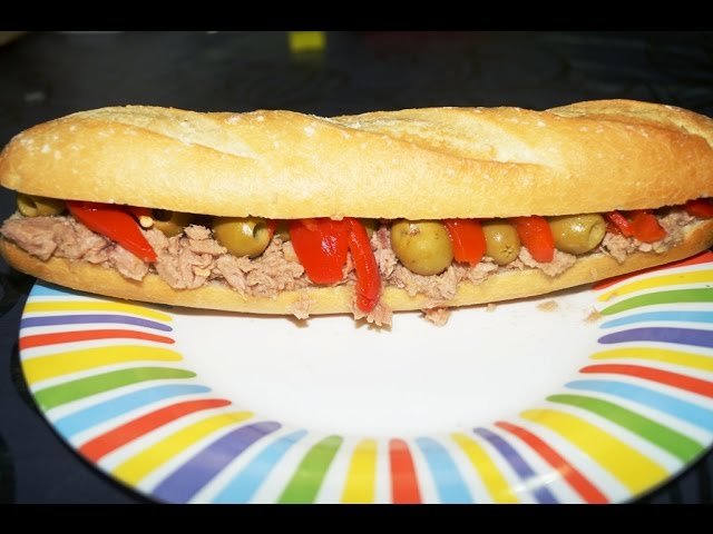 Bocadillo de atún con tomate