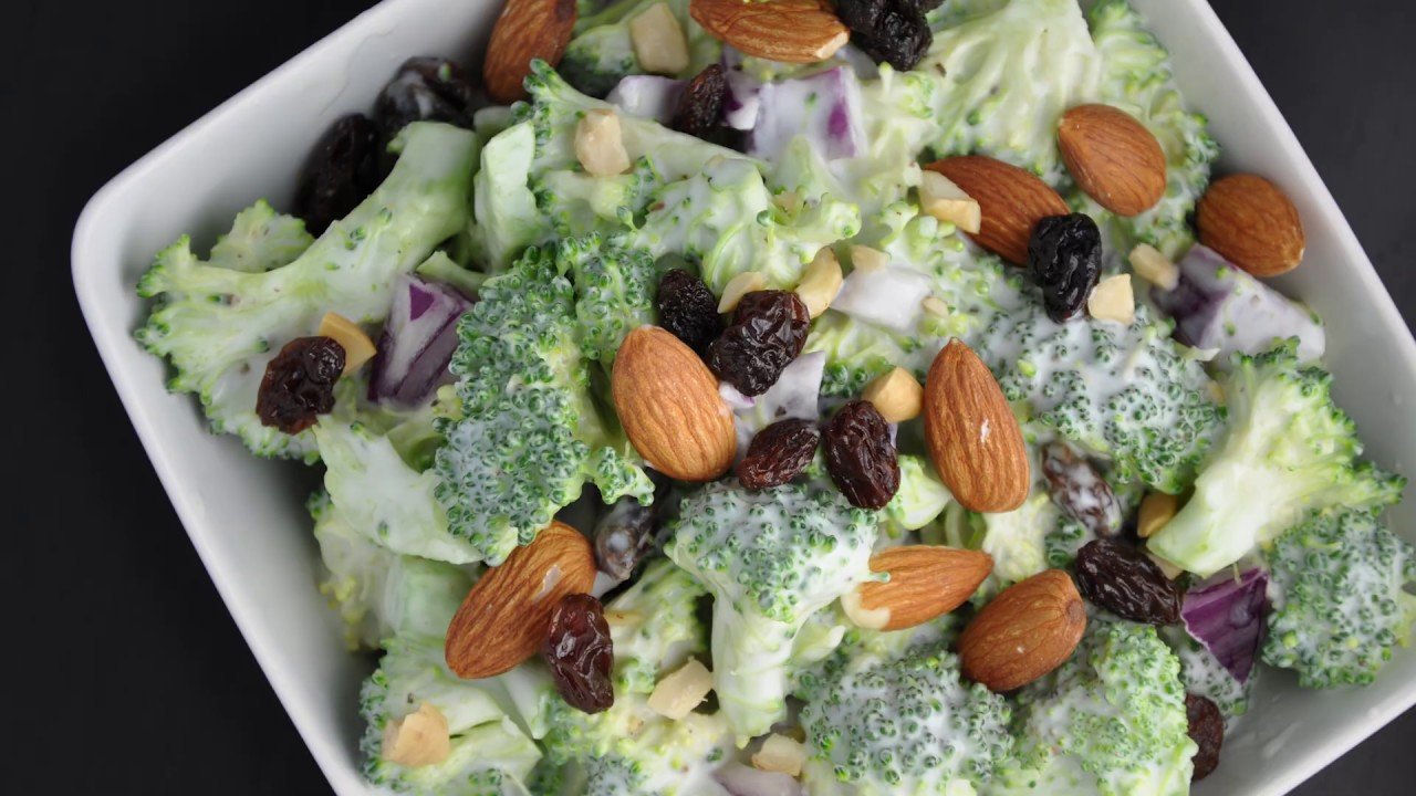 Ensalada de brócoli con pasas y almendras