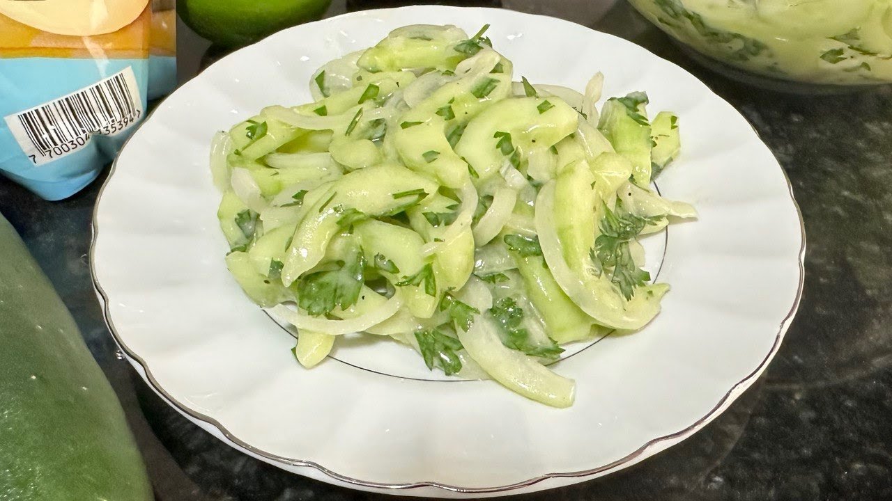 Ensalada de pepino con limón y sal