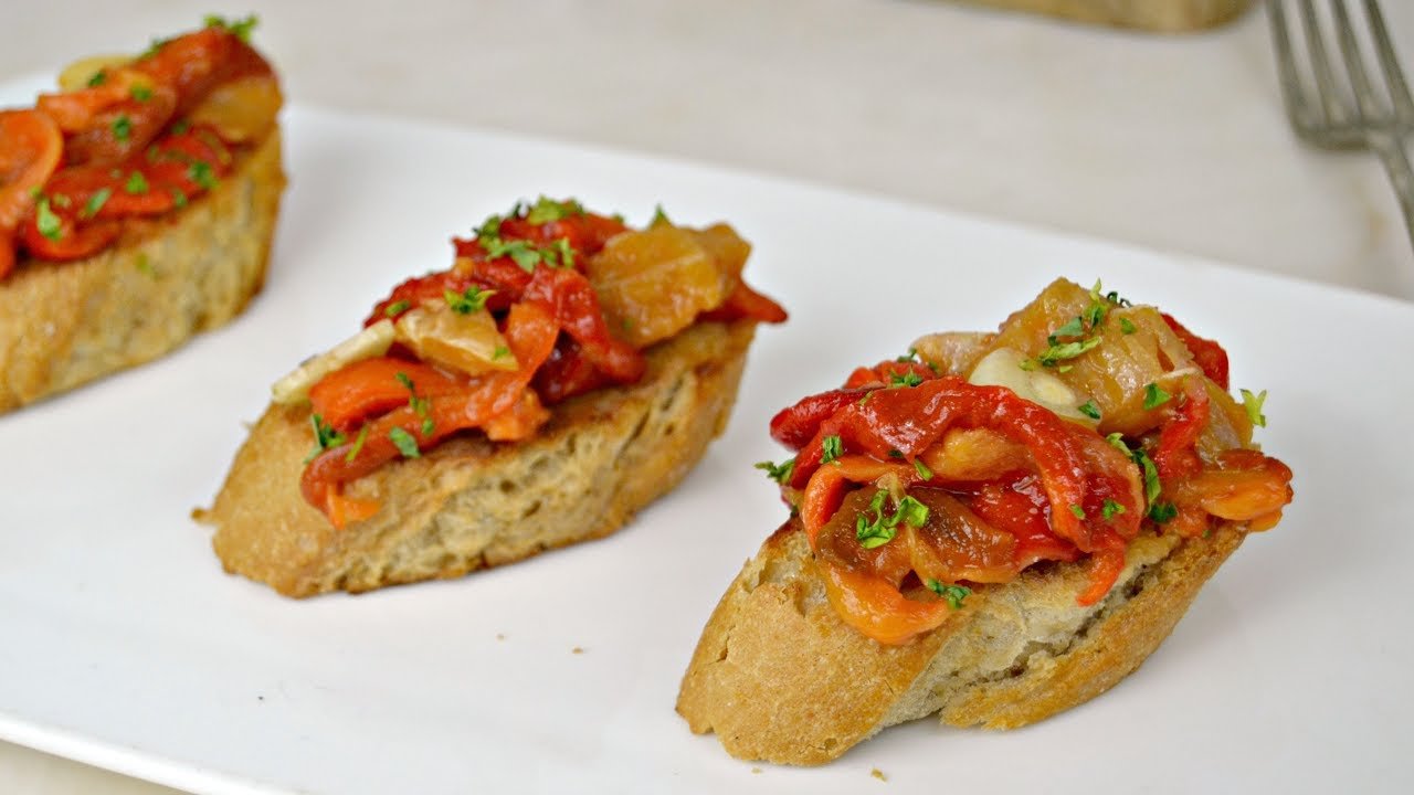 Ensalada de pimientos del piquillo con bacalao