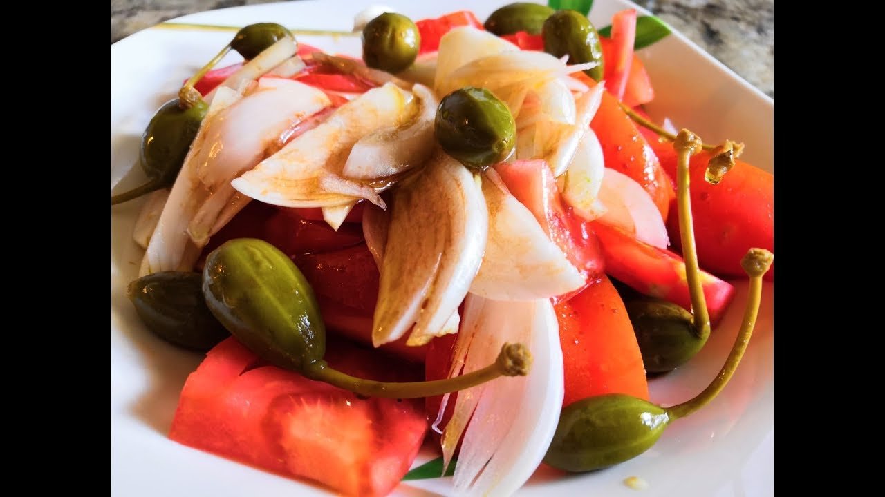 Ensalada de tomate con atún y alcaparras