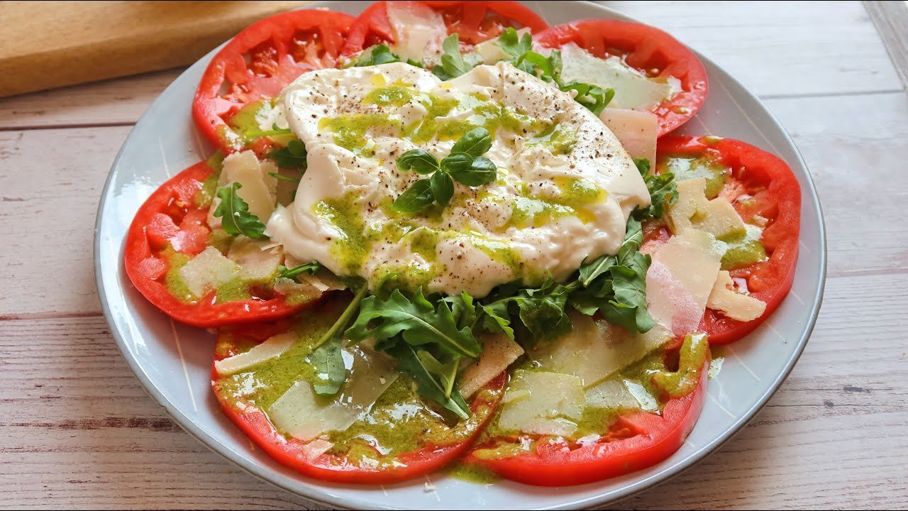 Ensalada de tomate con burrata
