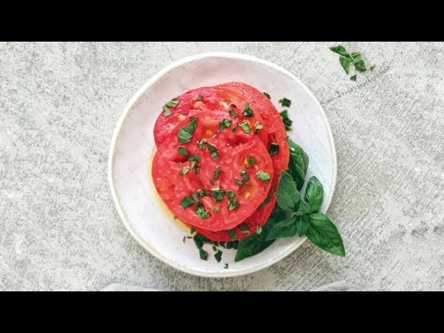 Ensalada de tomate y albahaca