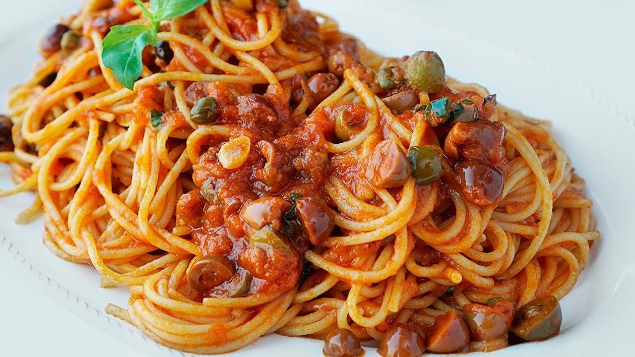 Fusilli con aceitunas y tomate
