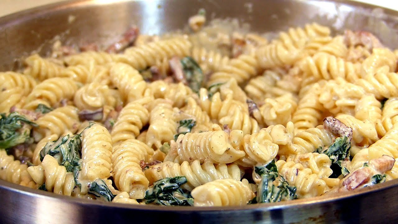 Penne con espinacas y queso feta