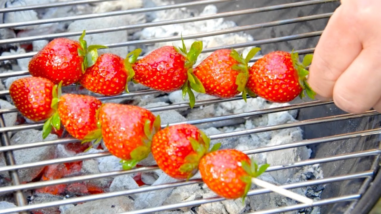 Receta de Brochetas de brownies y fresas