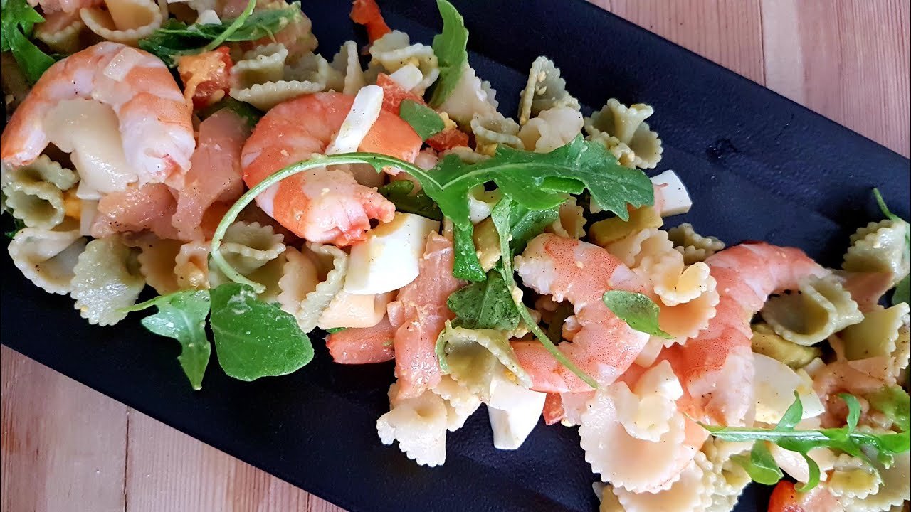 Receta de Ensalada de pasta con salmón ahumado y gambas