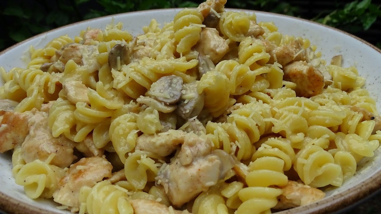 Receta de Fusilli con pollo y champiñones