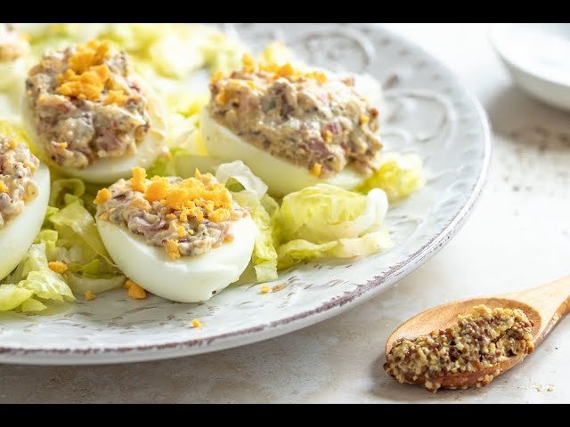 Receta de Huevos rellenos de bacon y cheddar