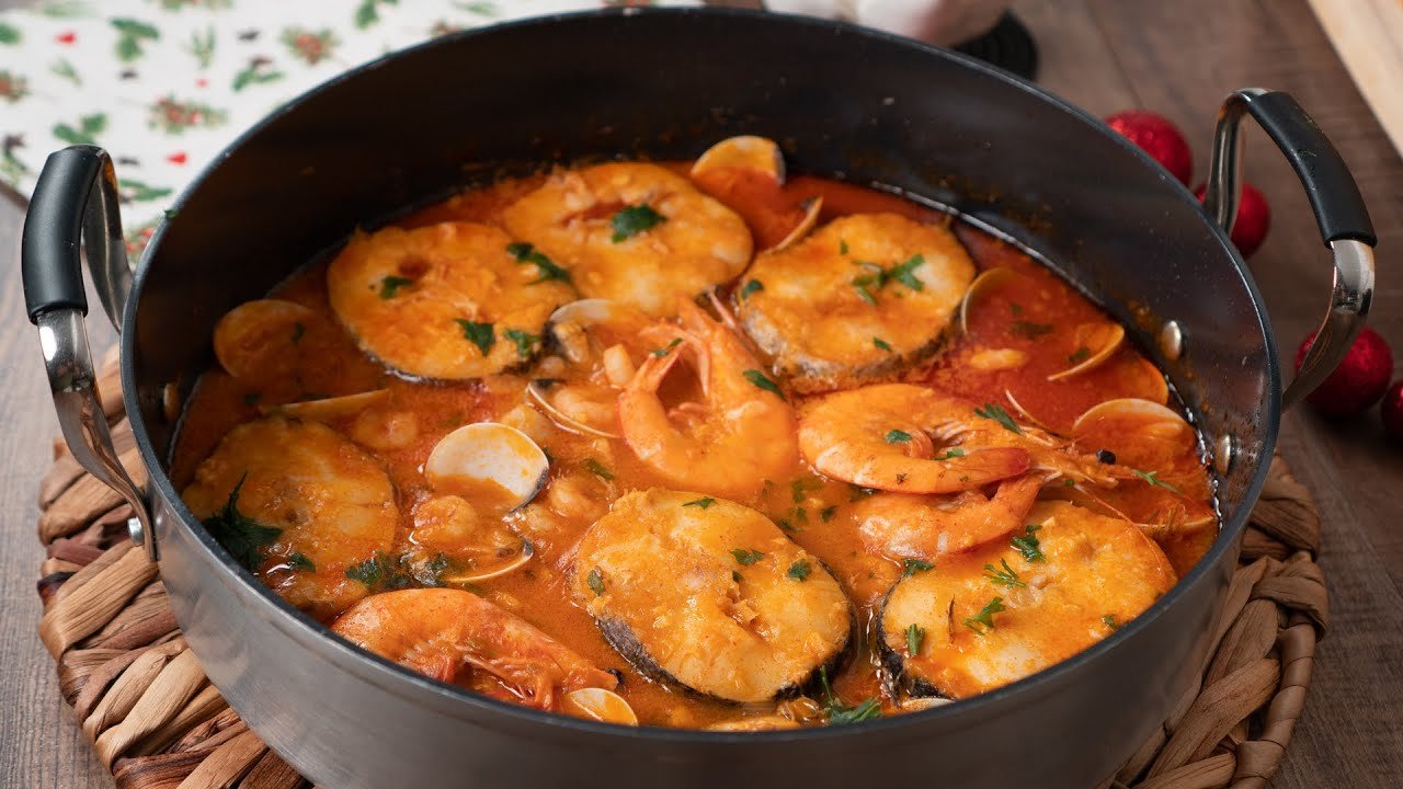 Receta de Merluza a la marinera con almejas y gambas