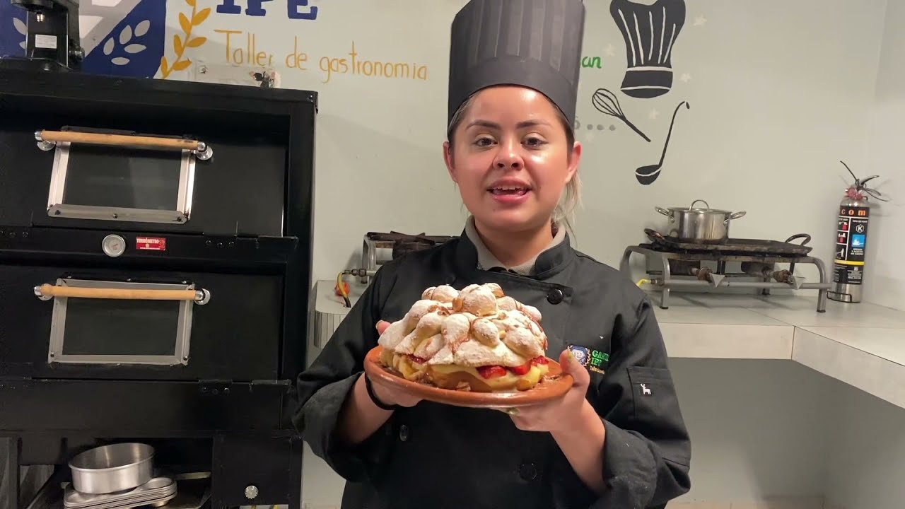 Receta de Pan de muerto relleno de fresas con crema