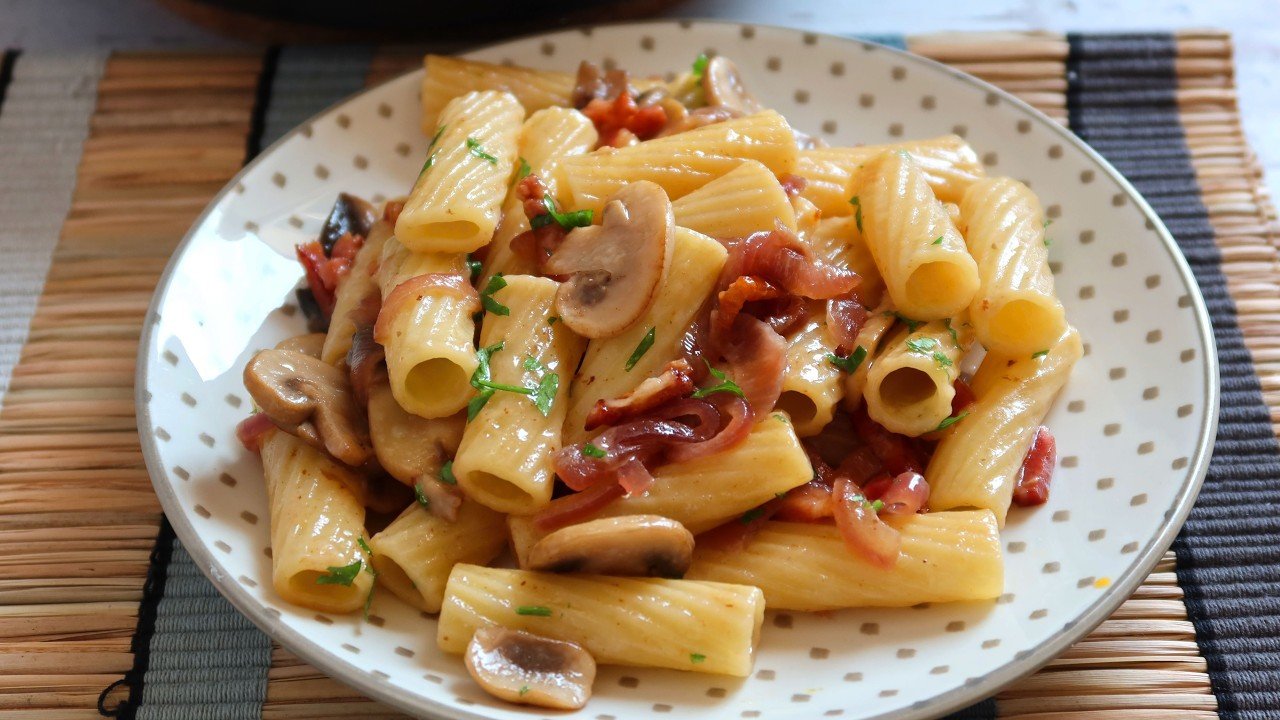 Receta de Pasta con bacon y cebolla