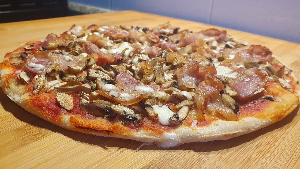Receta de Pizza con champiñones y bacon